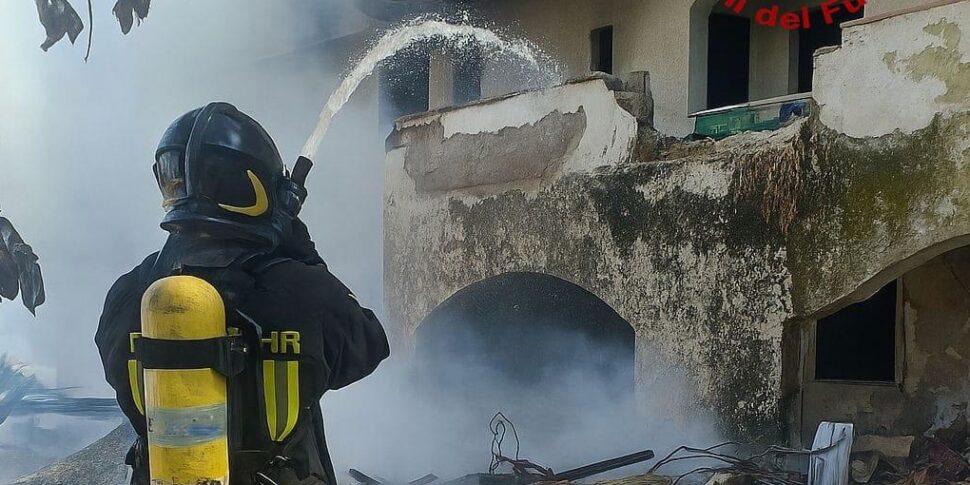 Fire at the Silvanetta di Milazzo, inside also LPG cylinders: firefighters in action