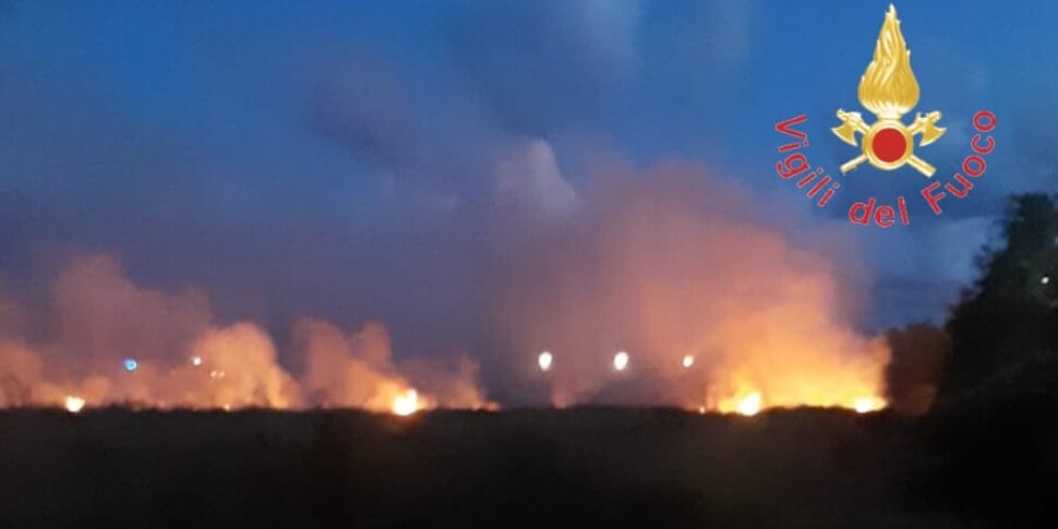 Fire for the former sugar factory of Lamezia Terme: in flames 10 hectares of vegetation, no discomfort for railway circulation