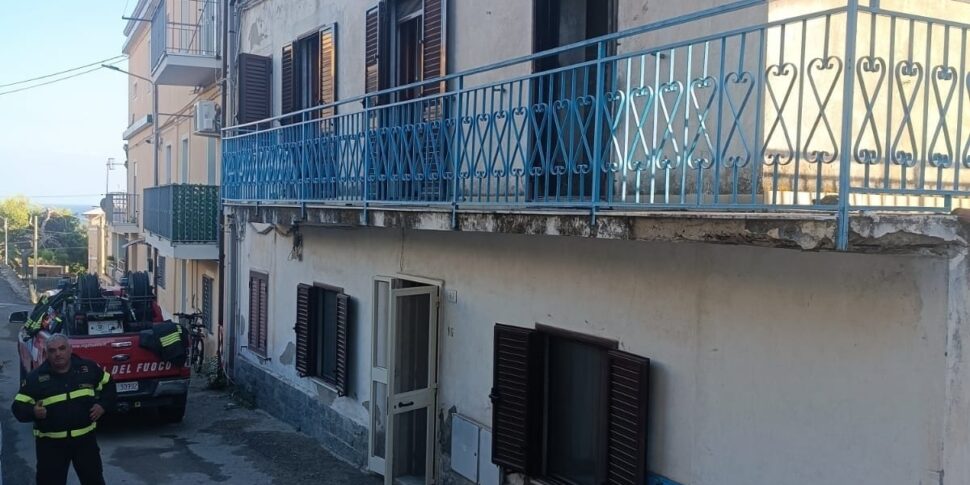 Fire in an apartment in Sellia Marina, Salvo two elderly spouses and the daughter