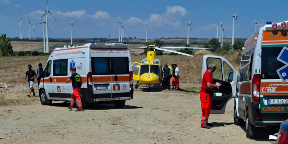 Isola Capo Rizzuto, a young man stabbed near the beach of Le Cinella: it is serious. Investigation in progress