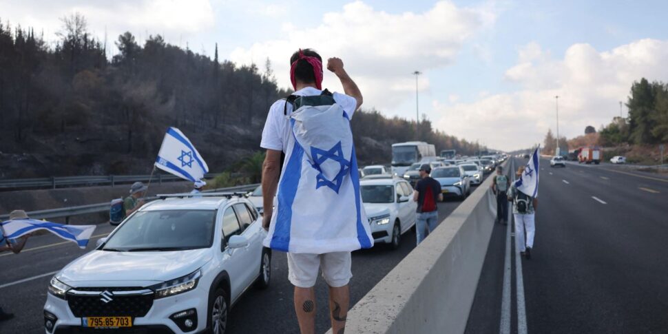 Israel stops: "Netanyahu reports the hostages home". The premier replies: "Do the game of Hamas"