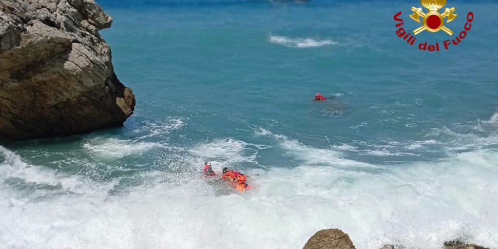 It remains stuck among the rocks in the waters of Mongiove: joint rescue of the Port Authority with the Fire Brigade