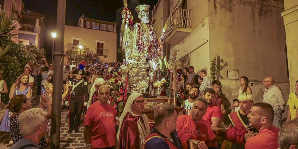 Lipari celebrates San Bartolomeo, patron of the Aeolian Islands: the tribute of thousands of devotees