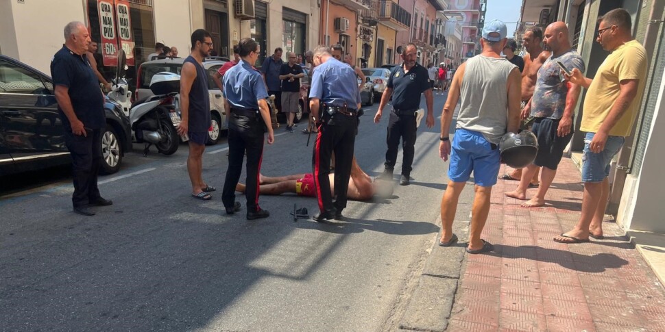 Madness to Santa Teresa di Riva, a young man with a knife sowing terror on the street. There are injured