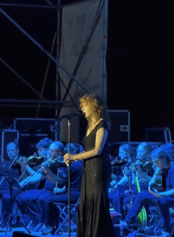 Mannoia enchants Milazzo: the exciting Sicilian tour "Fiorella Symphony-Live with orchestra" starts from the theater to the castle "