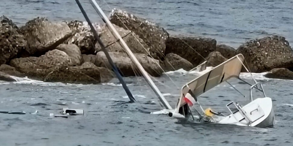 Messina, French expansionist rescue in Acqualadroni: Sailboat sunk