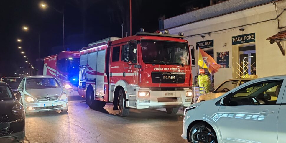Messina, fire in the night in a pizzeria in via Consolare Pompea: no injuries