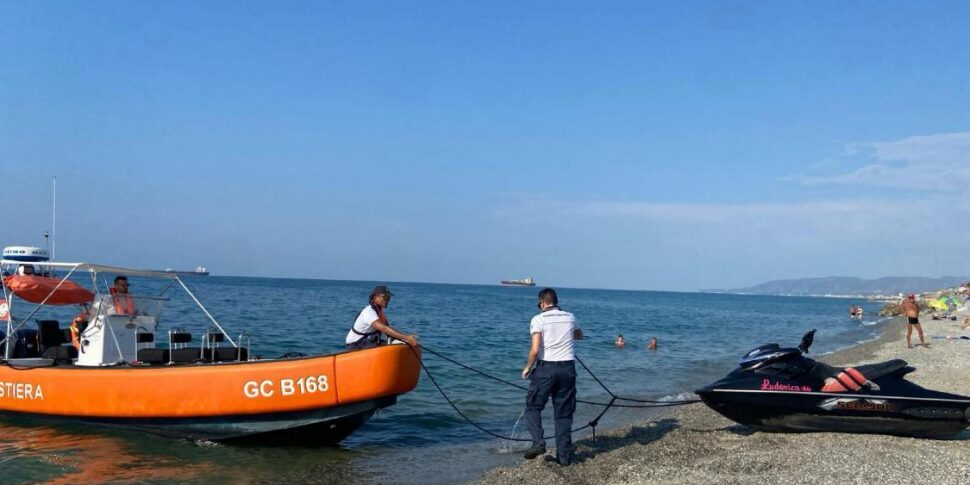 Milazzo, with the motorcycle of water do not stop at the Alf of the Captain. And then they abandon it on the beach
