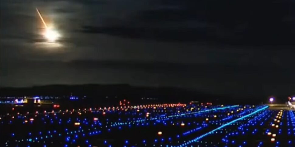 Mystery in Japan, the video of the fireball that crosses the sky at night