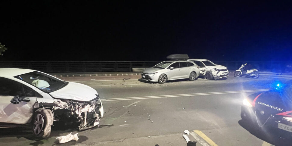 Night clash on the Lungomare di Santa Teresa di Riva, involved four cars. Drunk drunk motorist
