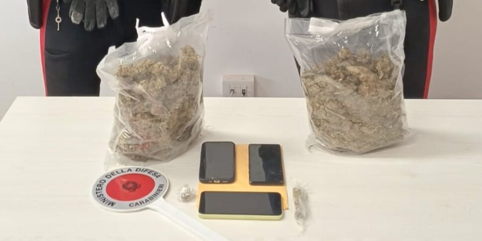 Reggio, crazy escape on the SS 106: a kilo of marijuana launched by the window. An arrest and a complaint