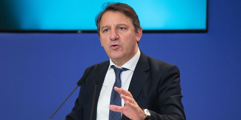 Regional in Calabria, the "very large" field formalizes tridic support with 12 acronyms between parties and movements