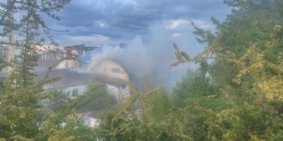 Rende, vast fire destroys a shed near the Metropolis: smoke visible from the whole urban area video