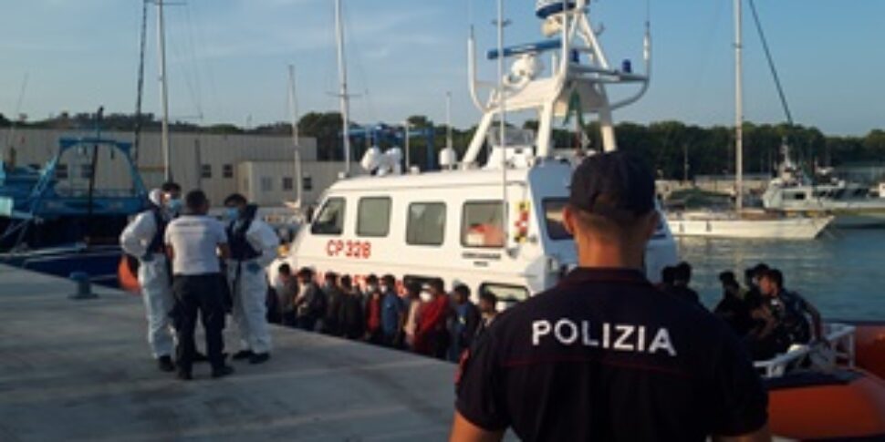 Roccella Ionica, the smuggling of the landing on 20 July. 93 migrants arrived at the port of the graces