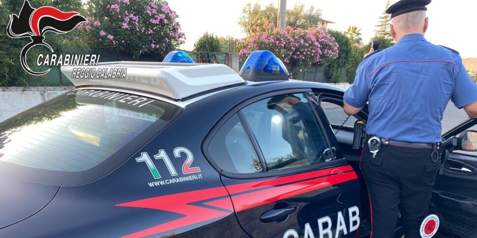 Roccella Ionica, try to steal a car on the seafront: carabiniere free from service foams the theft