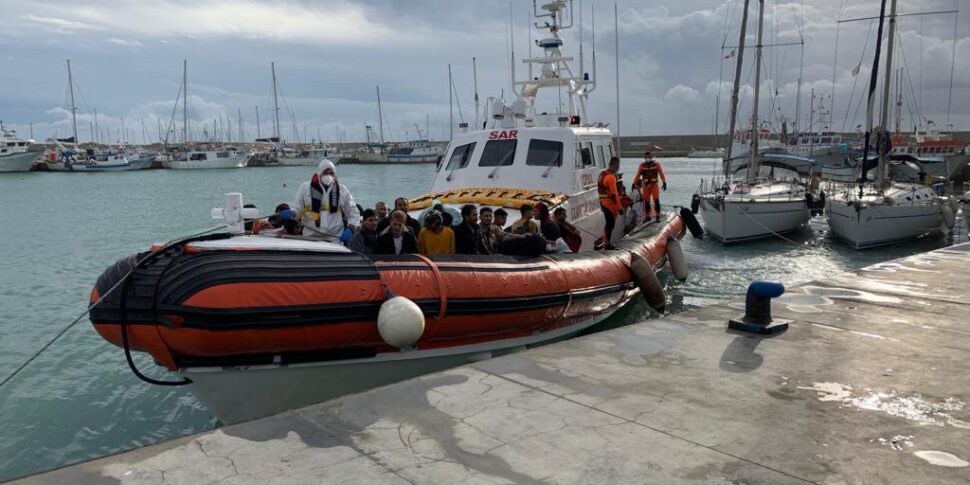 Roccella, rescued at sea 65 migrants: it is the fourteenth landing in four months