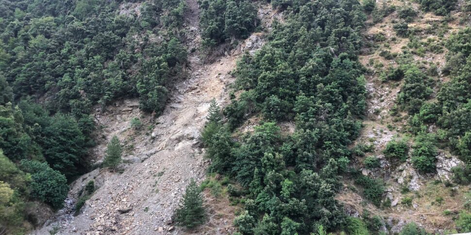 San Luca, "danger of landslide, closed road". And the festival of wrists risks jumping