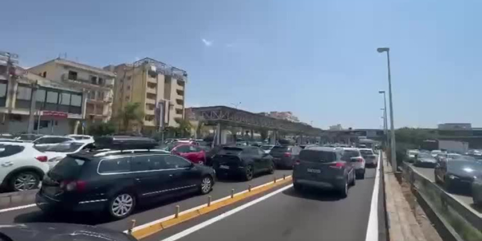 Saturday from black sticker on the streets, long files to Villa San Giovanni to embark on ferries to Messina and Sicily Video