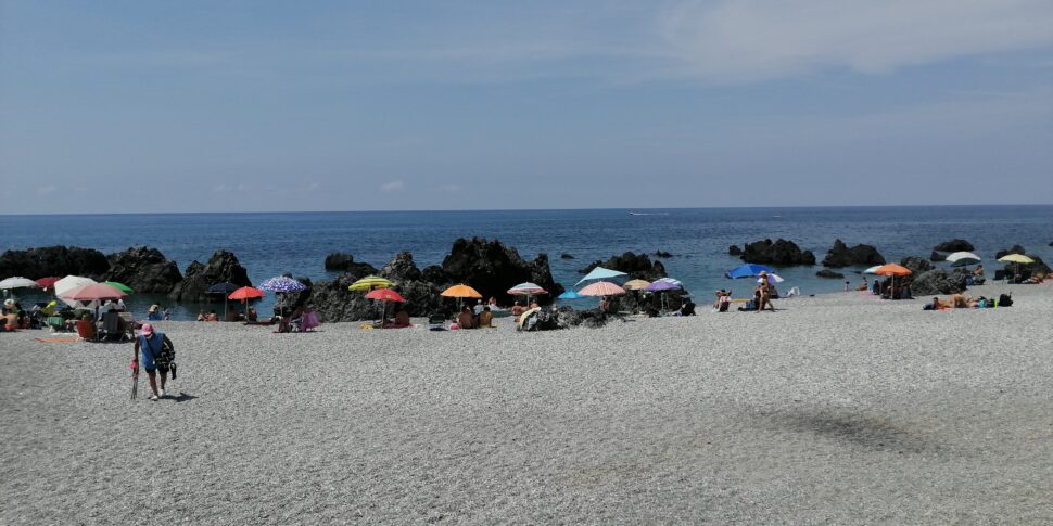 Scalea, illegal umbrellas. Vigils surrounded after the blitz