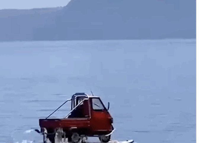 Scilla, ape piaggio floating crosses the waters of the purple coast. The video becomes viral