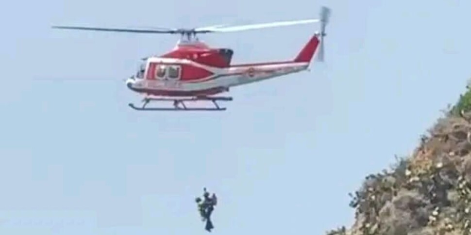 Spectacular rescue of two young people in Ricadi, they had been blocked due to the strong wind