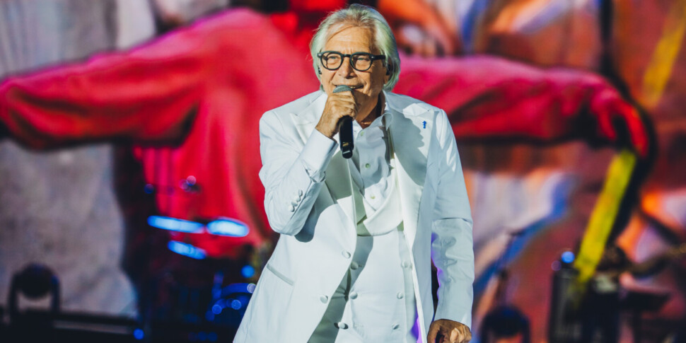 The feast of Nino D'Angelo in Messina: tonight at Villa Dante to celebrate over 40 years of career