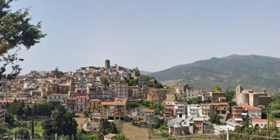 The municipality of Pettineo entitles a way to Pippo Baudo