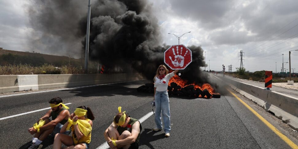 The protest in Israel rises: the highways blocked, the demonstrators besiege the ministers' houses. Raids do another 75 dead