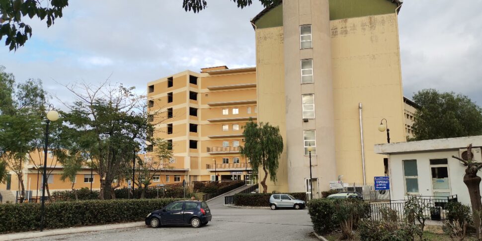 The two medical departments merged but without hospitalizations, in Barcelona the case exploded