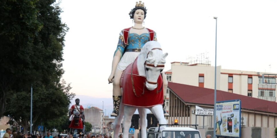 Today the exit of the giants Mata and Griffin in Camaro, resumed the ancient tradition of drums dressed in white with band and cap and cap