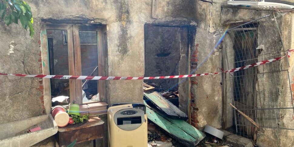 Torrenova, fire in an uninhabited home: part of the roof collapses. Destroyed furnishings and other objects destroyed