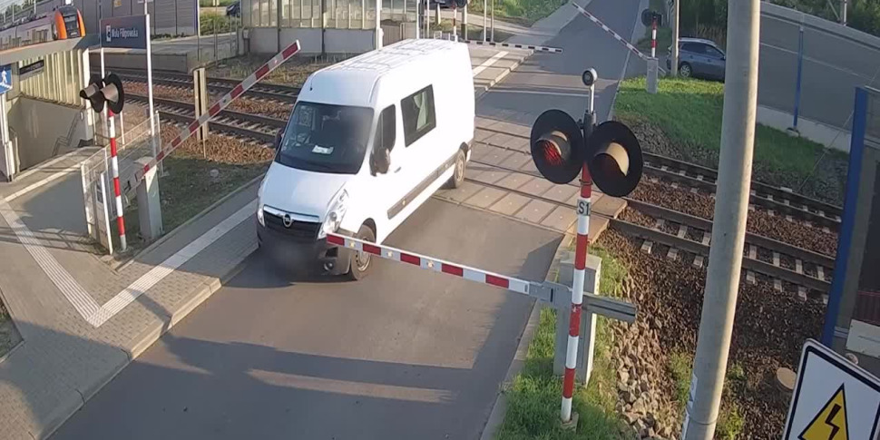 Train overwhelms a van at a level crossing: miraculously unharmed driver. The video happened in Poland