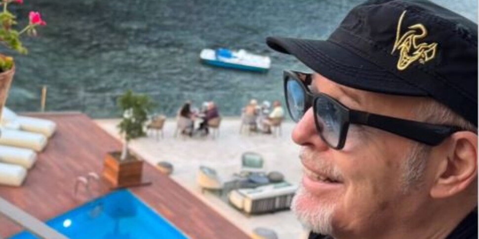 Vasco Rossi publishes a photo of Taormina and the mayor De Luca invites him for the summer 2026