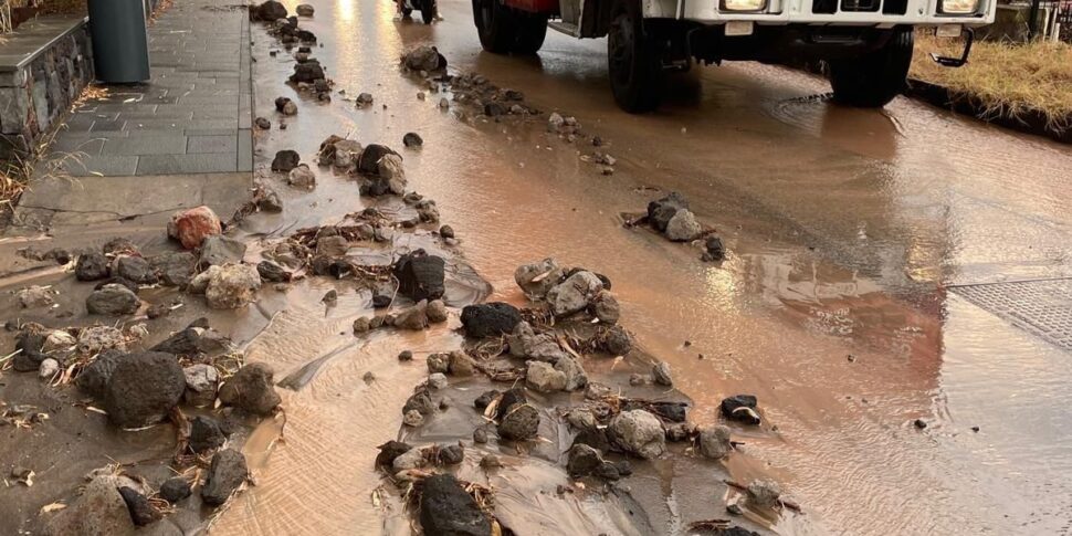 Volcano, flood on the island: firefighters save four young people surprised by a full