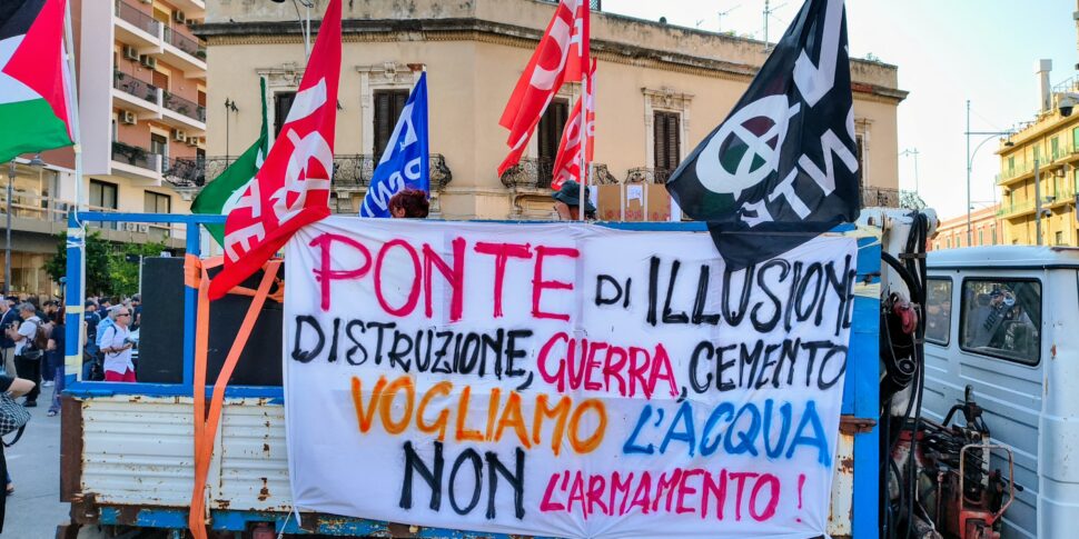 "We want water, not the armament". The procession of the "no" bridge over the Strait of Messina parades in the city photos