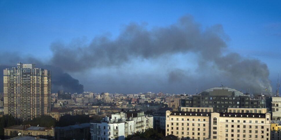 Russian bomb is massacred of civilians in the queue for retirement: 24 deaths. Zelensky: "Now strong actions"