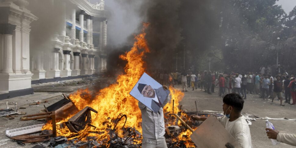 Bloody protests in Nepal, 21 deaths and over 400 injured: the premier resigns