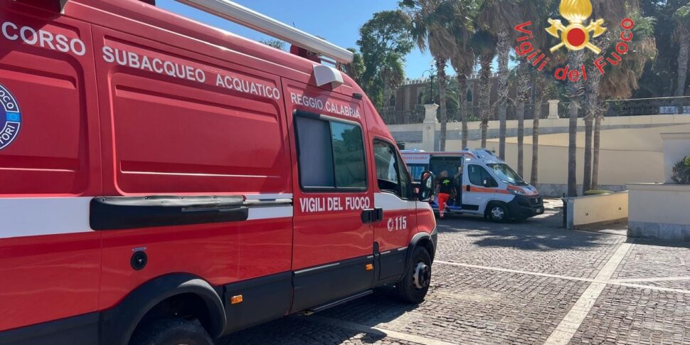 The divers of the firefighters save a batter caught by illness at sea in Reggio Calabria