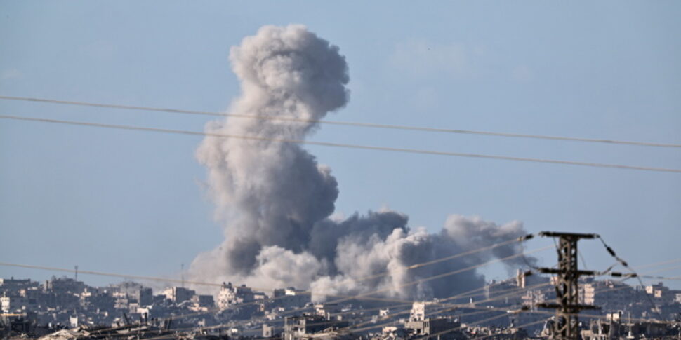 Israel's fury on Gaza City. Fire, victims and people on the run