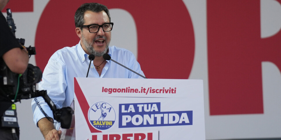 Salvini at the League gathering in Pontida: "We will do the bridge over the strait, it will work all over Italy"