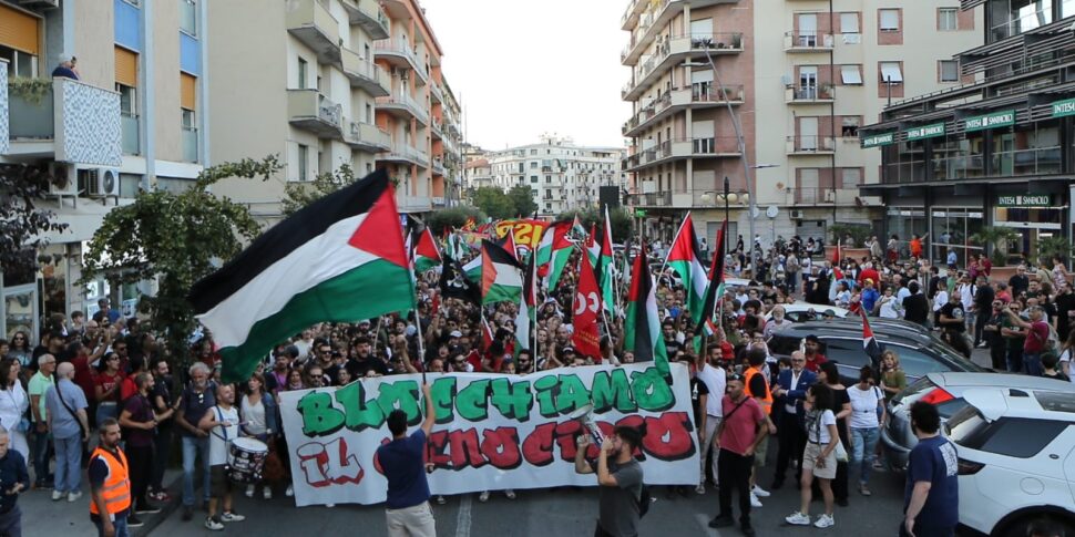 Unions and students in the procession: Cosenza also takes to the streets for Palestine