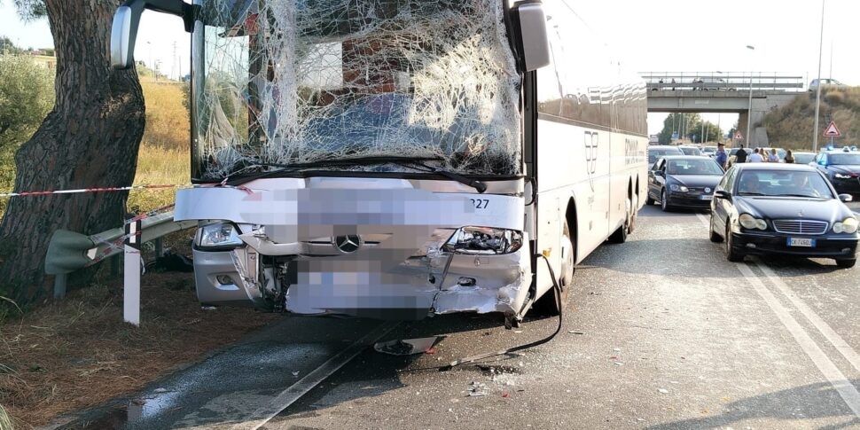 Simeri Crichi, clash between two buses on the SS106: slightly injured among the students on board