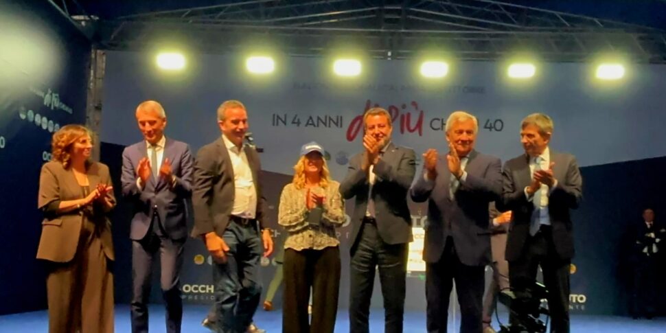 Compact center -right in Lamezia: leaders arrive on stage. Occhiuto: "We have to overflow"