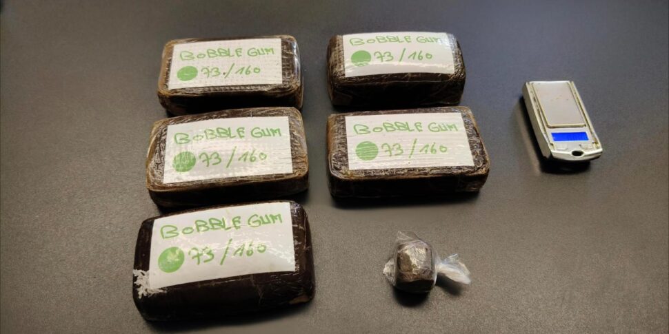 A 39 -year -old from Cassano arrested for drug dealing. On the doughs of hashish the word "Bobble Gum"