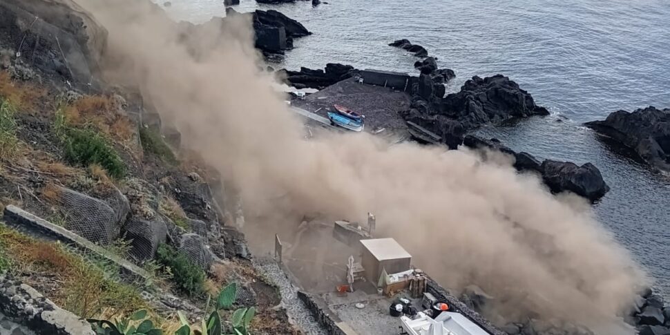 Aeolian Islands, Fear in Ginostra: landslide in the port area. Boulders and debris down from the ridge. There are no injuries photos