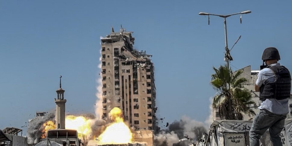 Bombs on skyscrapers: "Hell opens to Gaza City". And Hamas publishes a video of two hostages in the city center