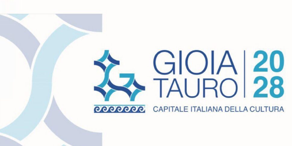 Capital of Culture 2028: Gioia Tauro presents the dossier. The logo and the slogan is also made official: "Joy is culture"