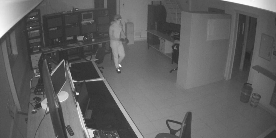 Capo d'Orlando, breaks a window and steals 150 euros and two cell phones from a television broadcaster: the author of the theft was discovered