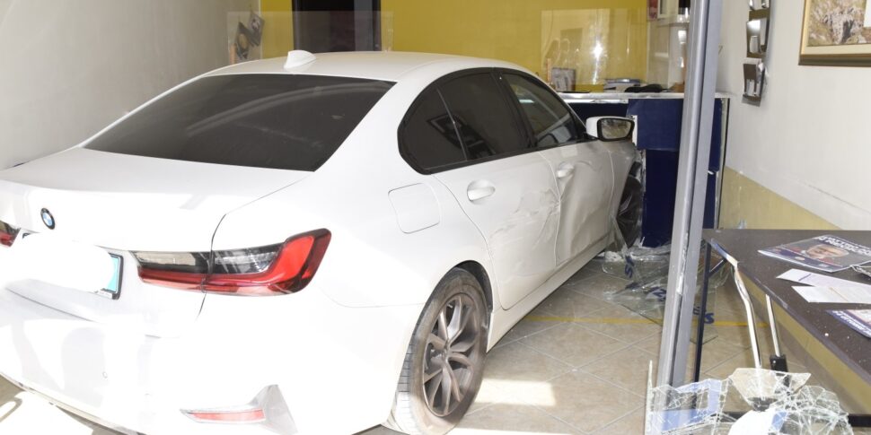 Castrovillari, crazy car ends up in a private mail: four wounded transported to the hospital