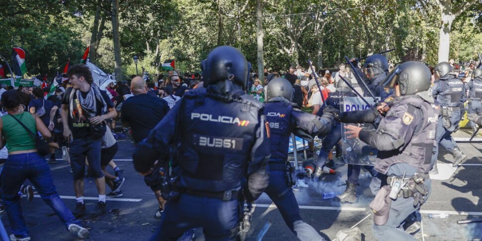 Clashes and charges to the Pro-Pal protest in Madrid: the last stage of Vuelta canceled